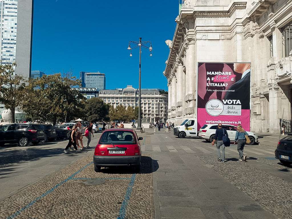 78feb104-c35d-4123-b2c0-21c6aedda091-20 Maxi impianto pubblicitario verticale presso la Stazione Centrale di Milano