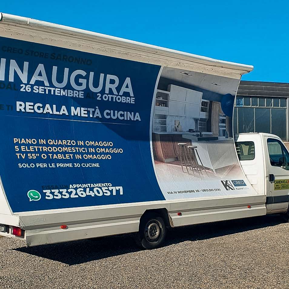 Camion vela pubblicitario per l'inaugurazione di un negozio di cucine con offerta meta prezzo