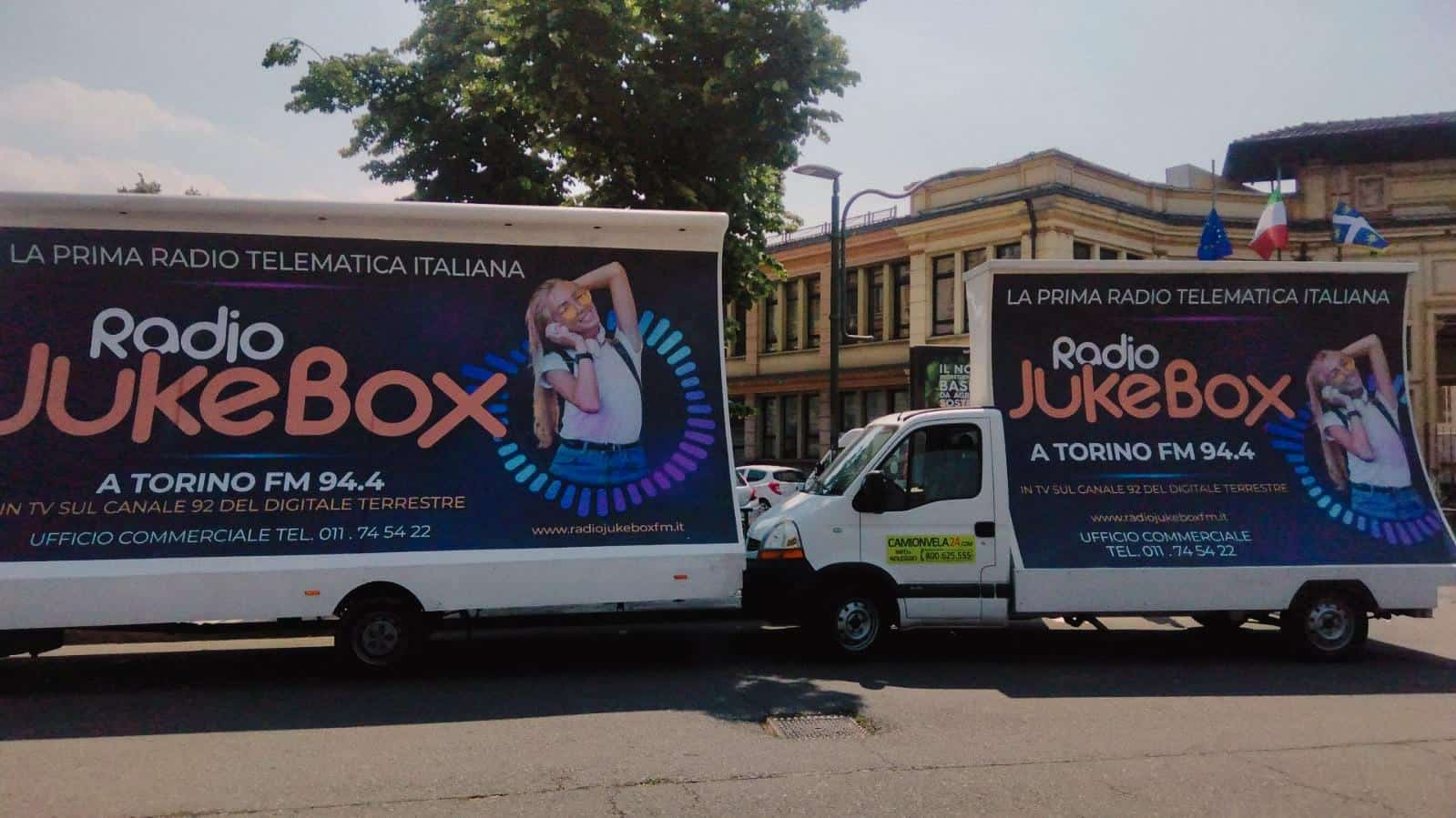 Radio Jukebox Torino (2)-107 Due camion vela con campagna Radio Jukebox Torino FM 94.4 in una piazza