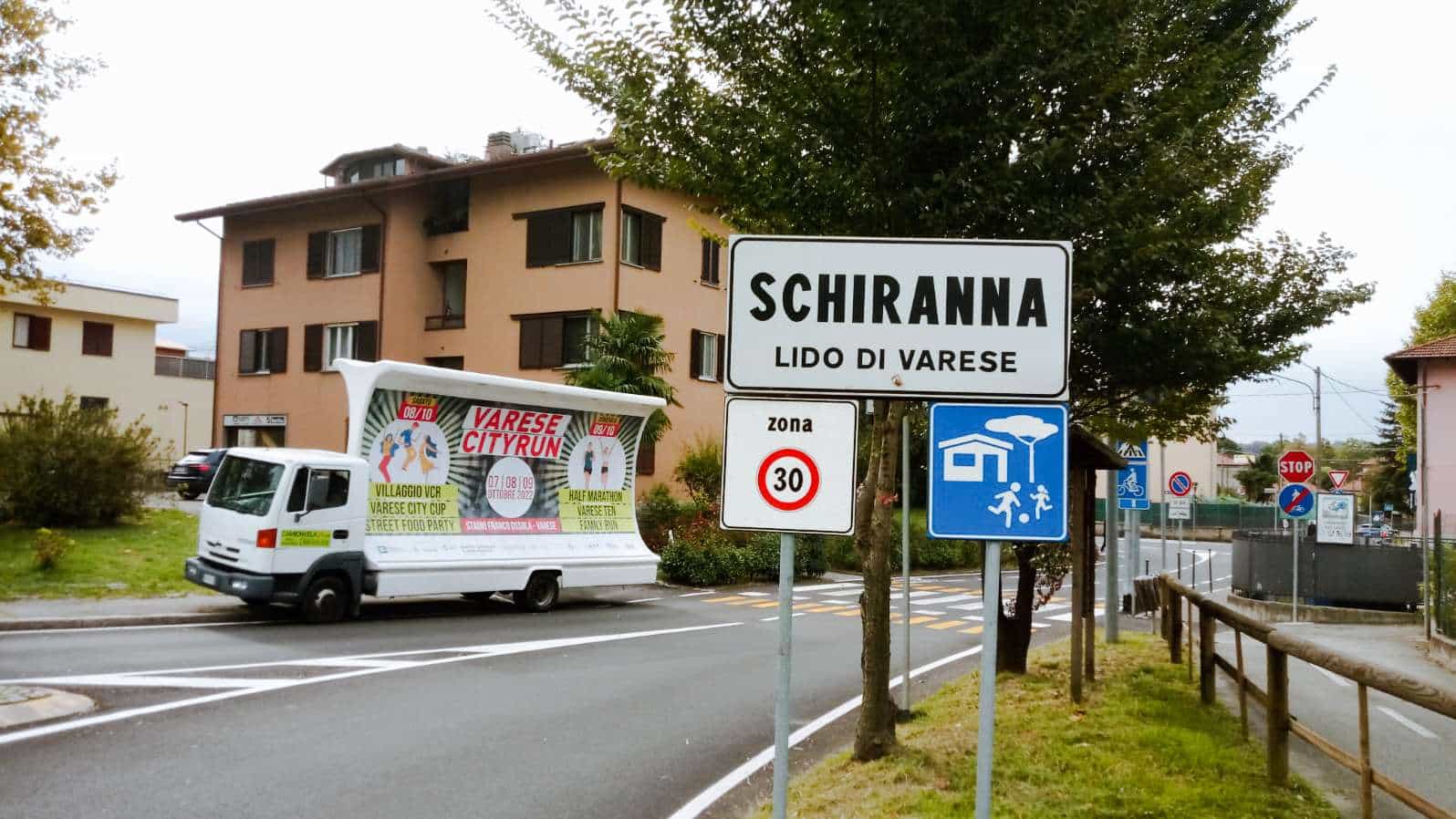 Camion vela pubblicitario in transito al cartello stradale Schiranna Lido di Varese