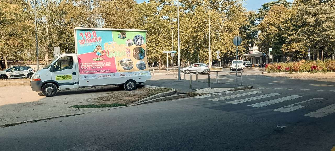 Ape Vela pubblicitaria per il Festival in transito su una rotonda urbana
