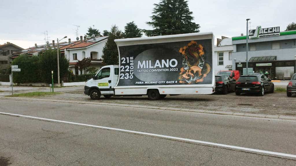Camion vela con campagna pubblicitaria evento Milano lungo una strada cittadina