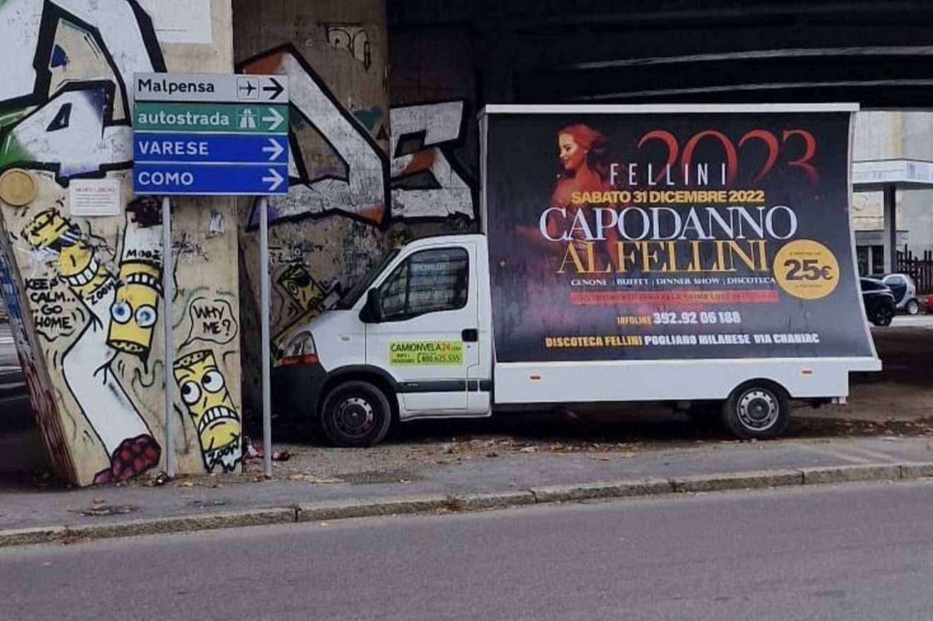 Camion vela pubblicitario per la festa di Capodanno al Fellini sotto un cavalcavia con graffiti