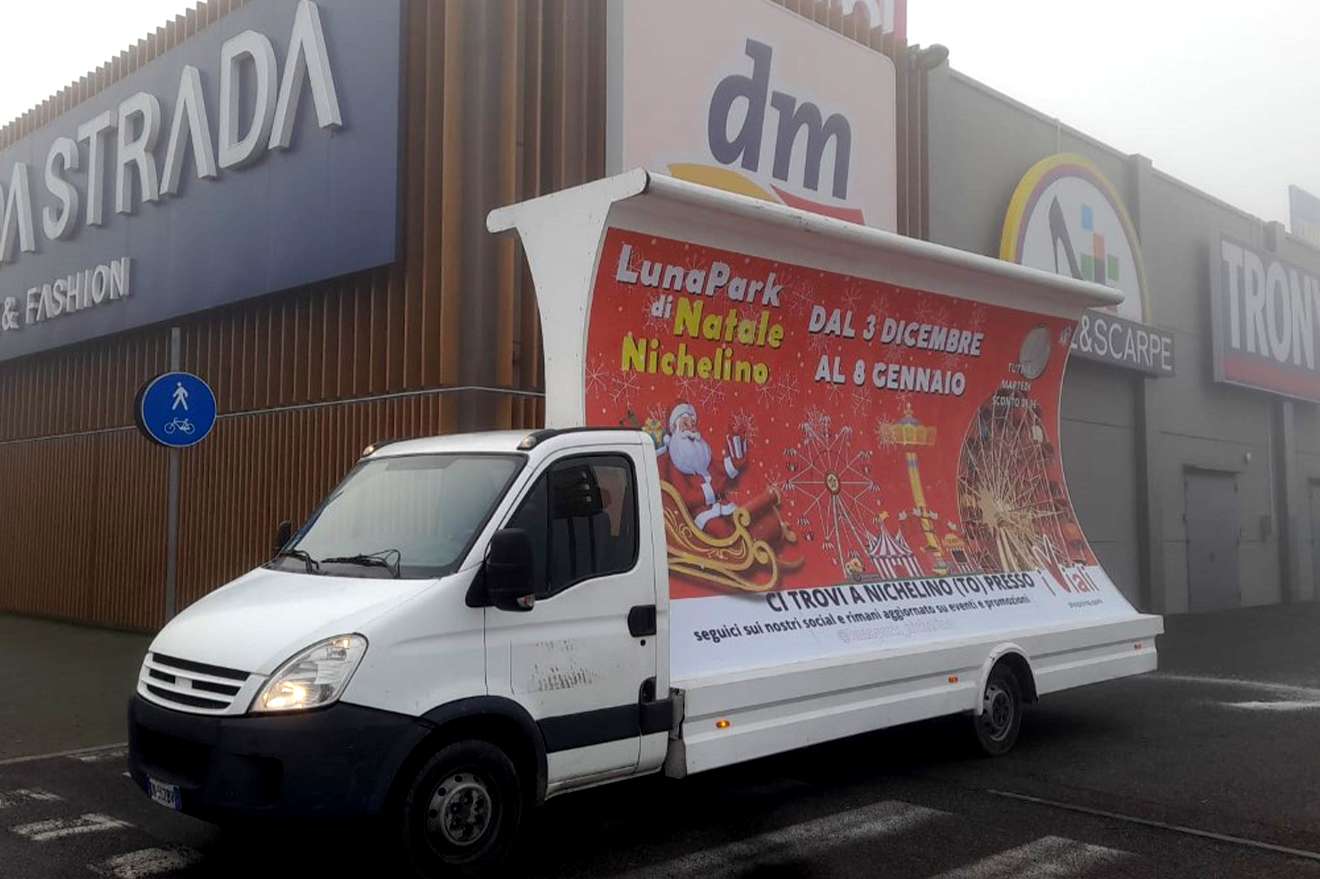 lunapark Camion vela pubblicitario per il Luna Park di Natale a Nichelino davanti a un centro commerciale