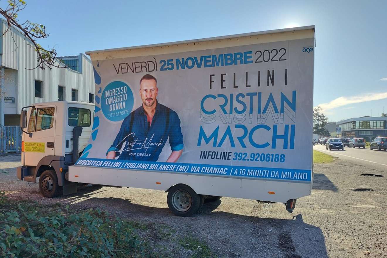 marchi Camion vela pubblicitario con evento del dj Cristian Marchi alla discoteca Fellini