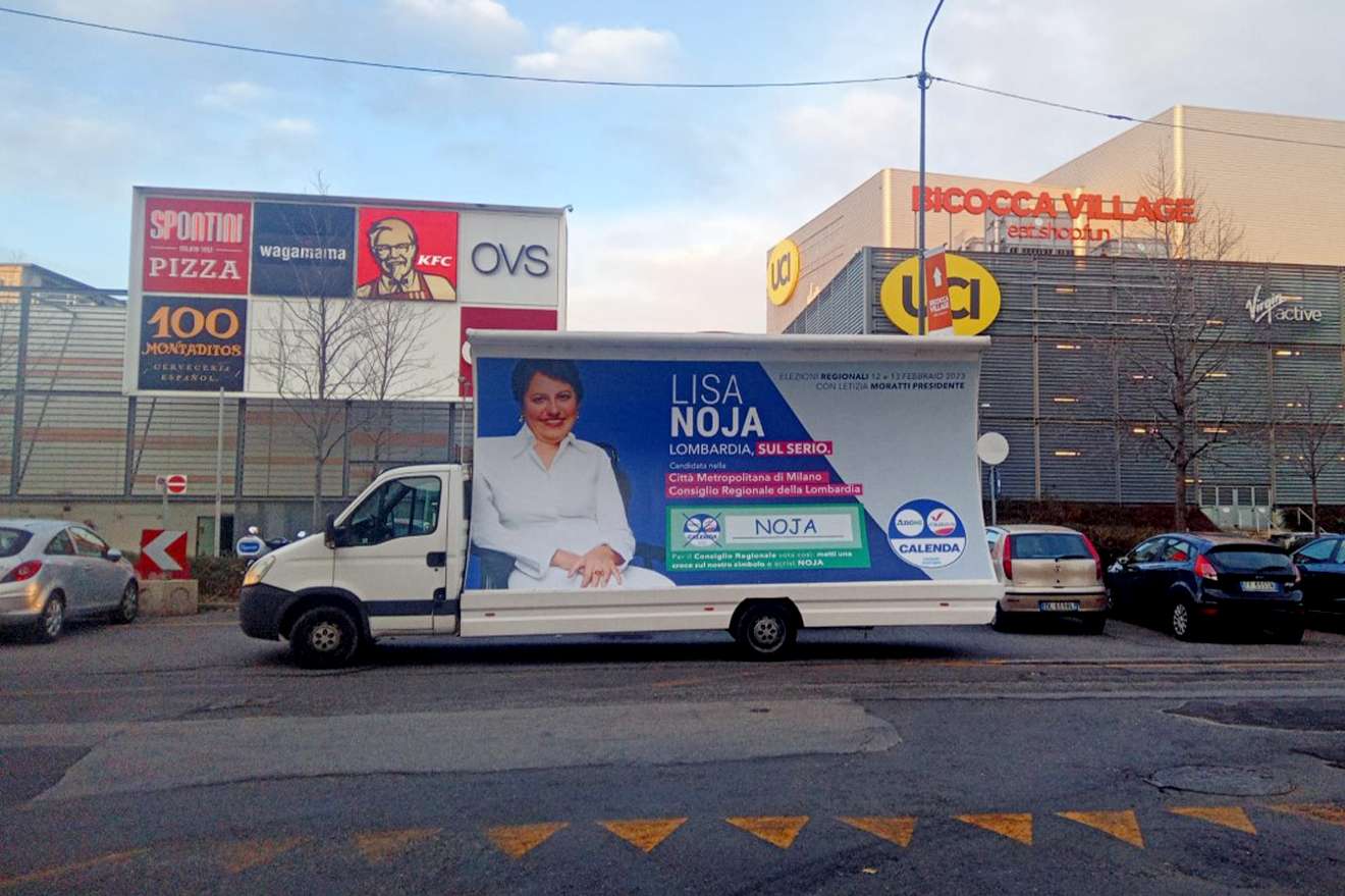 noia Camion vela pubblicitario della campagna Noja in un parcheggio di centro commerciale
