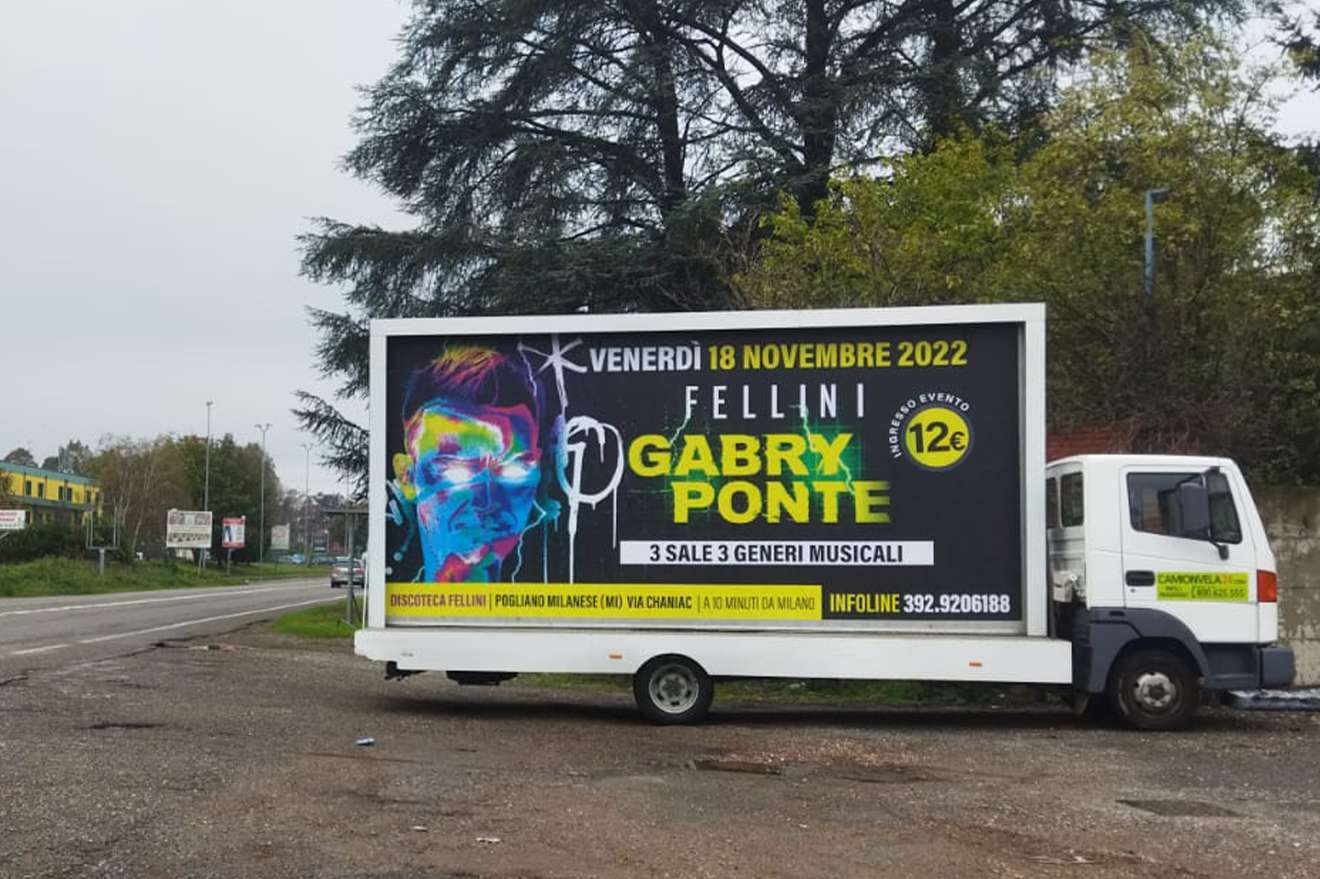 Camion vela pubblicitario per il concerto di Gabry Ponte al Fellini