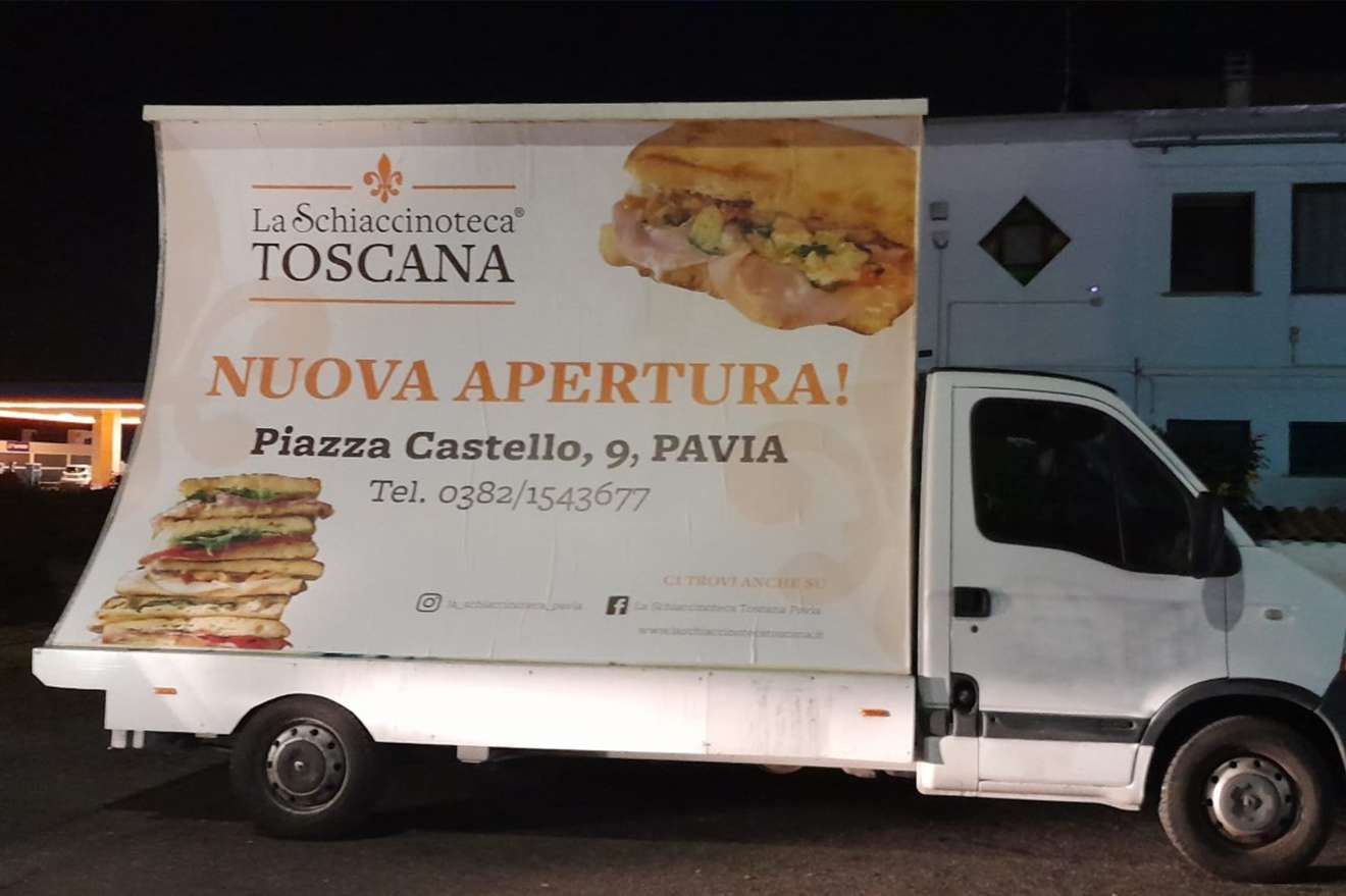 Camion vela con campagna Le Schiacciatoteche Toscana nuova apertura a Pavia di notte
