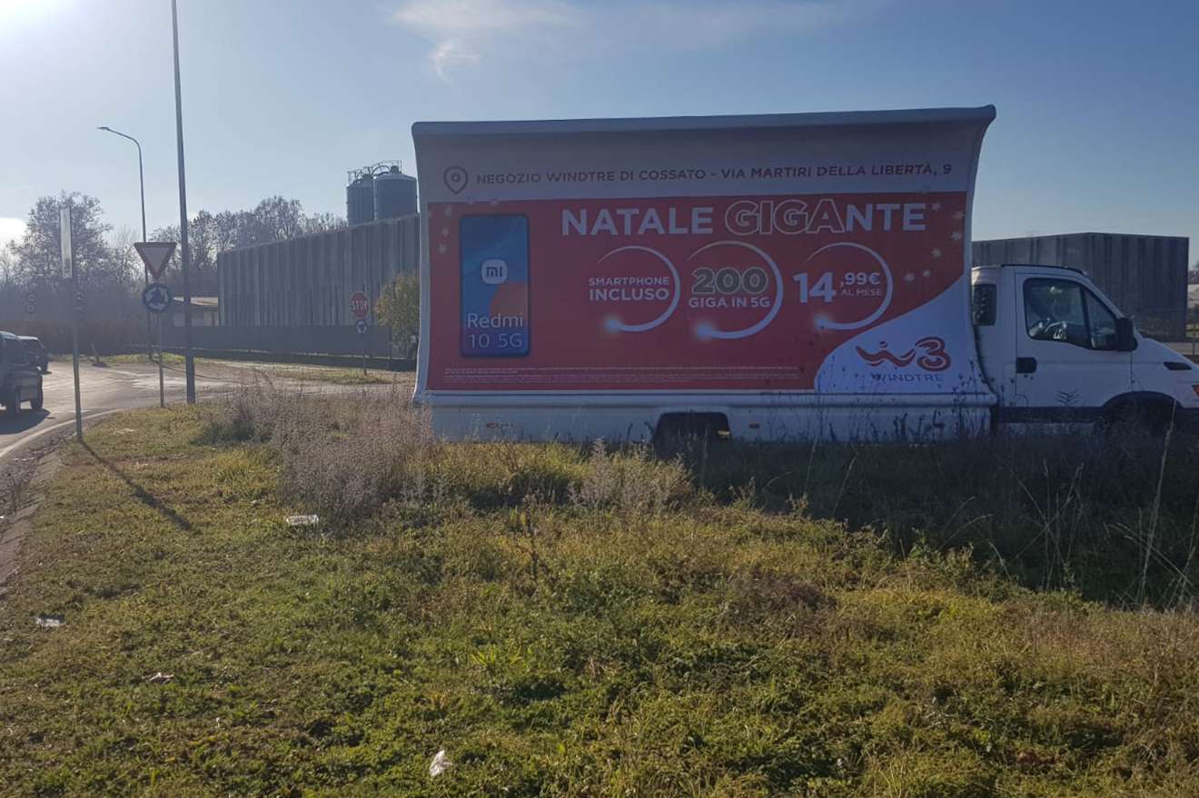 tre Camion vela pubblicitario con campagna rossa Natale Gigante in una zona industriale invernale