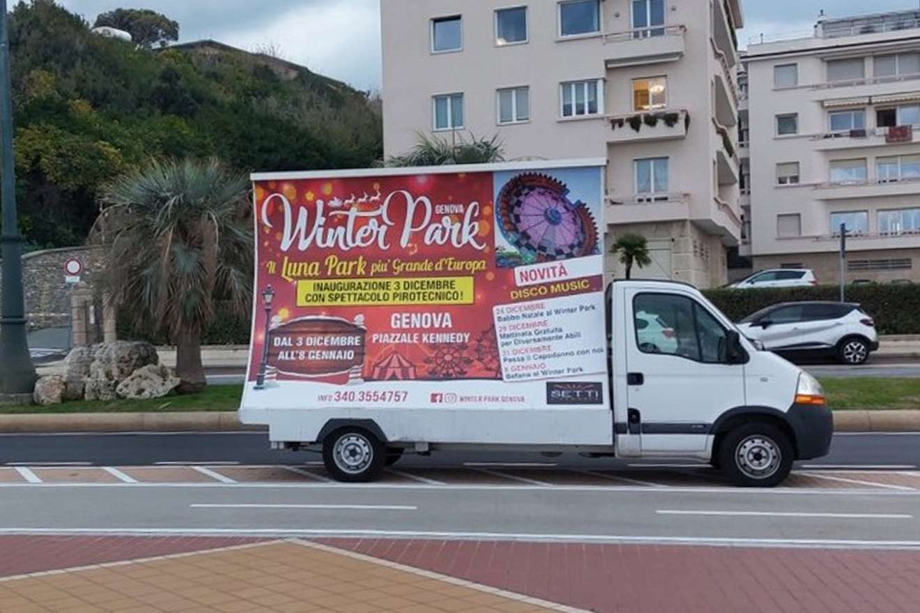 winterpark Camion vela con campagna evento Winter Park parcheggiato sul lungomare
