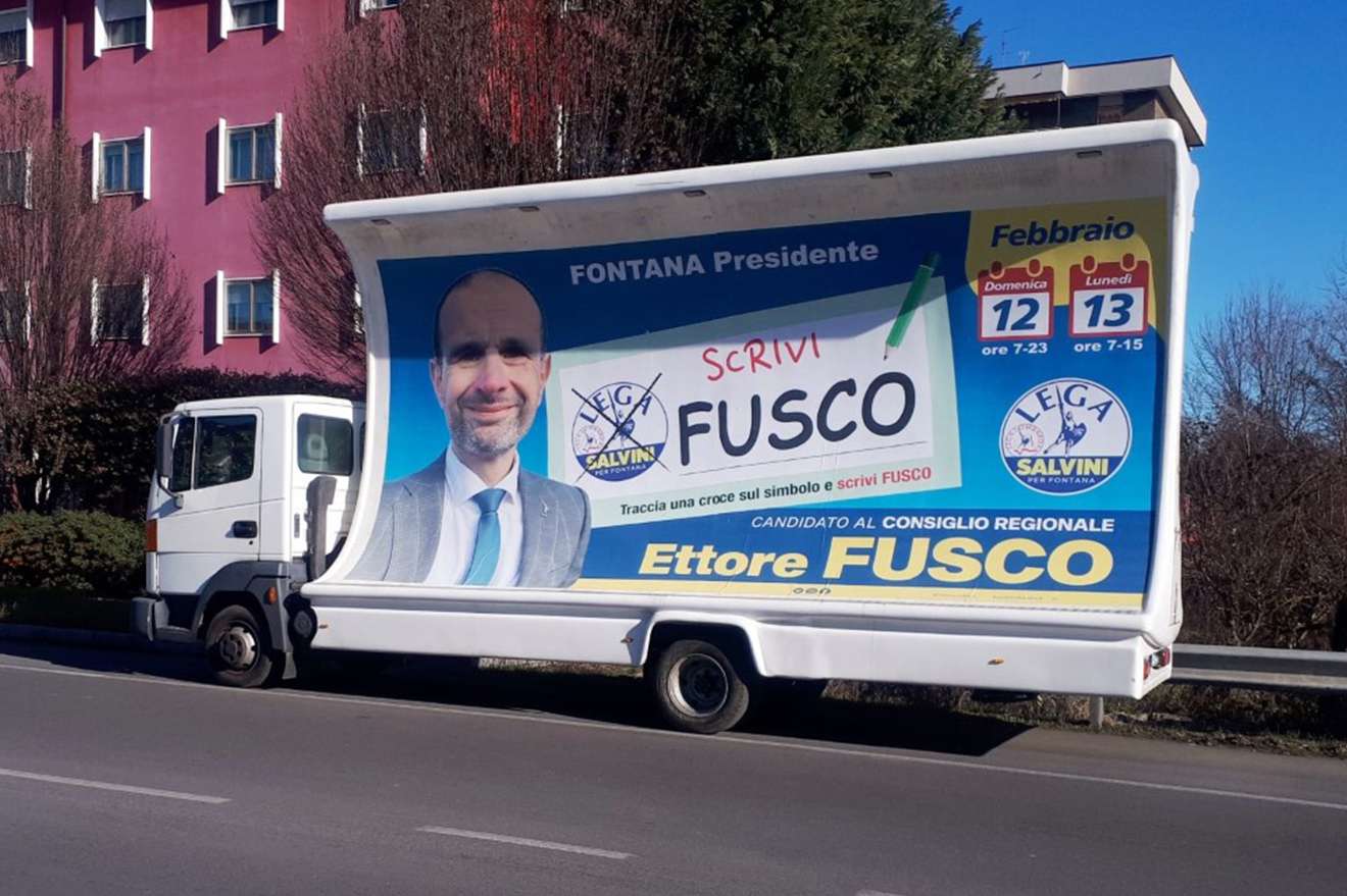 Camion vela pubblicitario con manifesto elettorale del candidato Ettore Fusco lungo la strada
