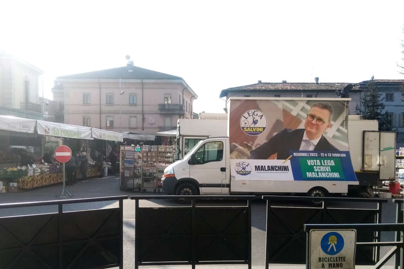 Camion vela pubblicitario con campagna elettorale Malanchina in piazza