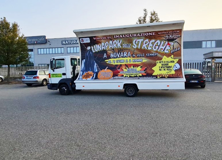 Camion vela pubblicitario per il Lunapark delle Streghe di Novara parcheggiato in area industriale