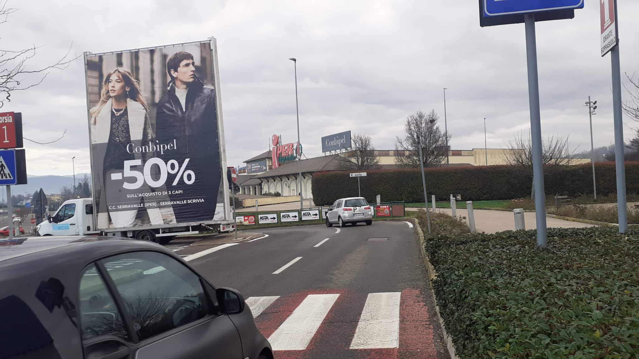 Camion vela Conbipel con promozione al centro commerciale di Serravalle Scrivia