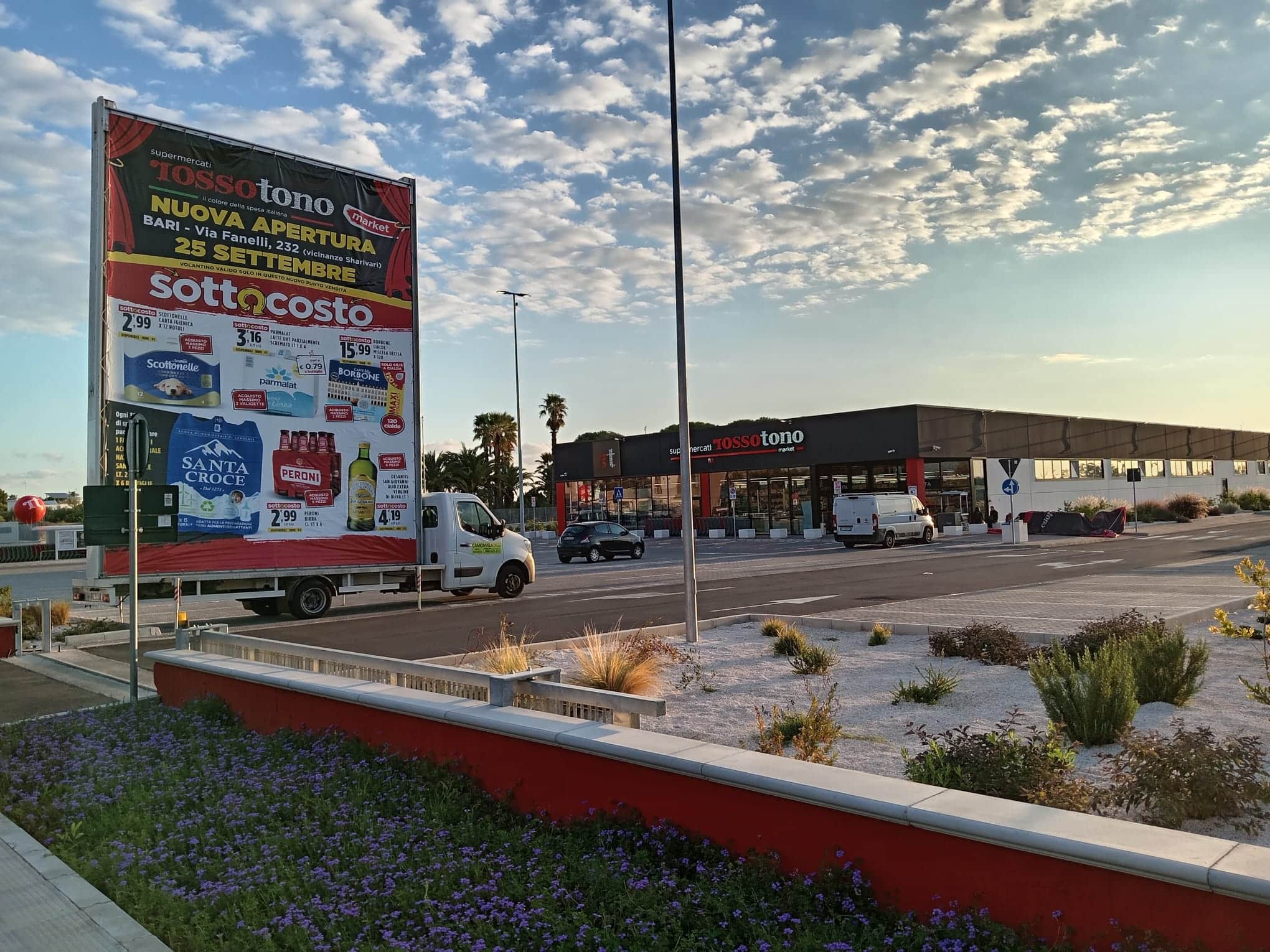 Camion vela pubblicitario davanti al nuovo supermercato Rossotono a Bari per la campagna di apertura