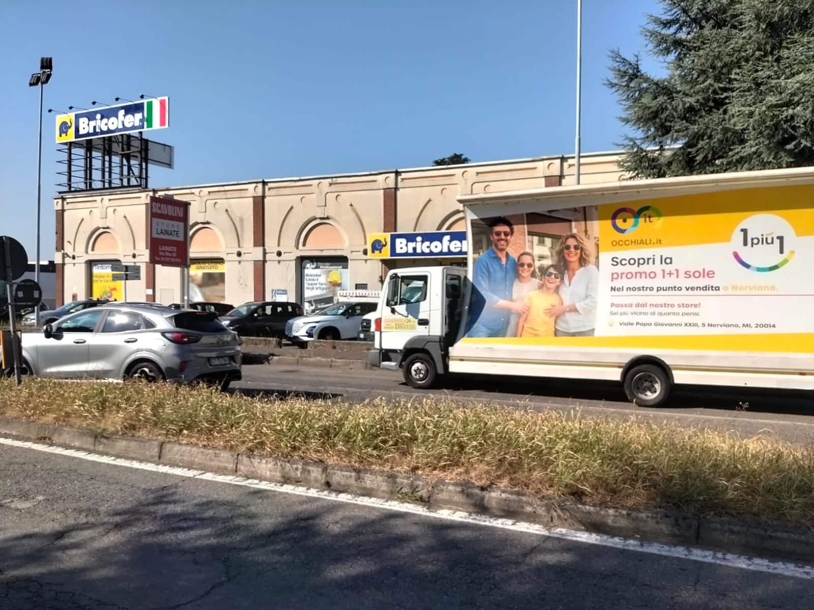 Camion vela pubblicitario Occhiali.it in transito a Lainate davanti al centro commerciale