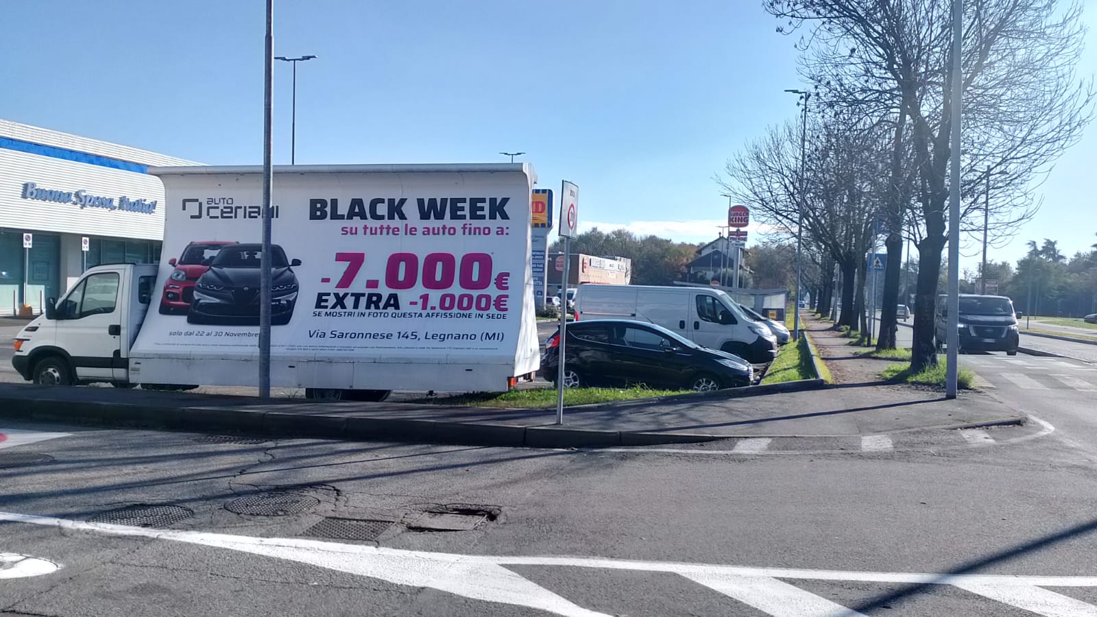 Camion vela con promozione Black Week di una concessionaria auto a Legnano
