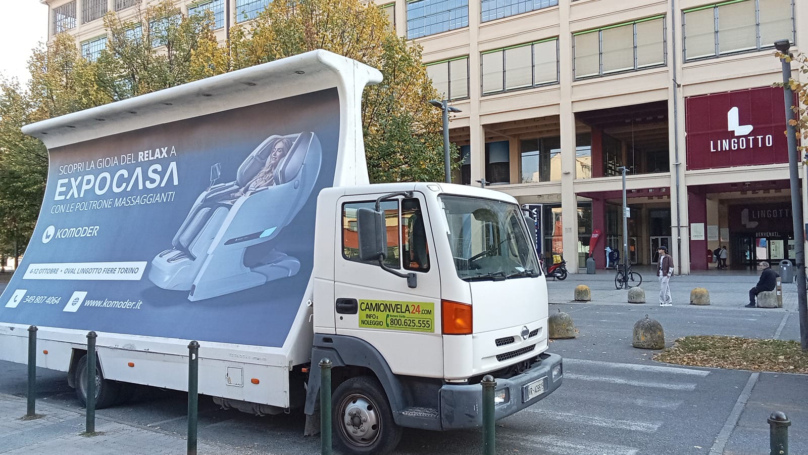 Camion vela 6x3 per la fiera Expocasa posizionato davanti al Lingotto Fiere di Torino