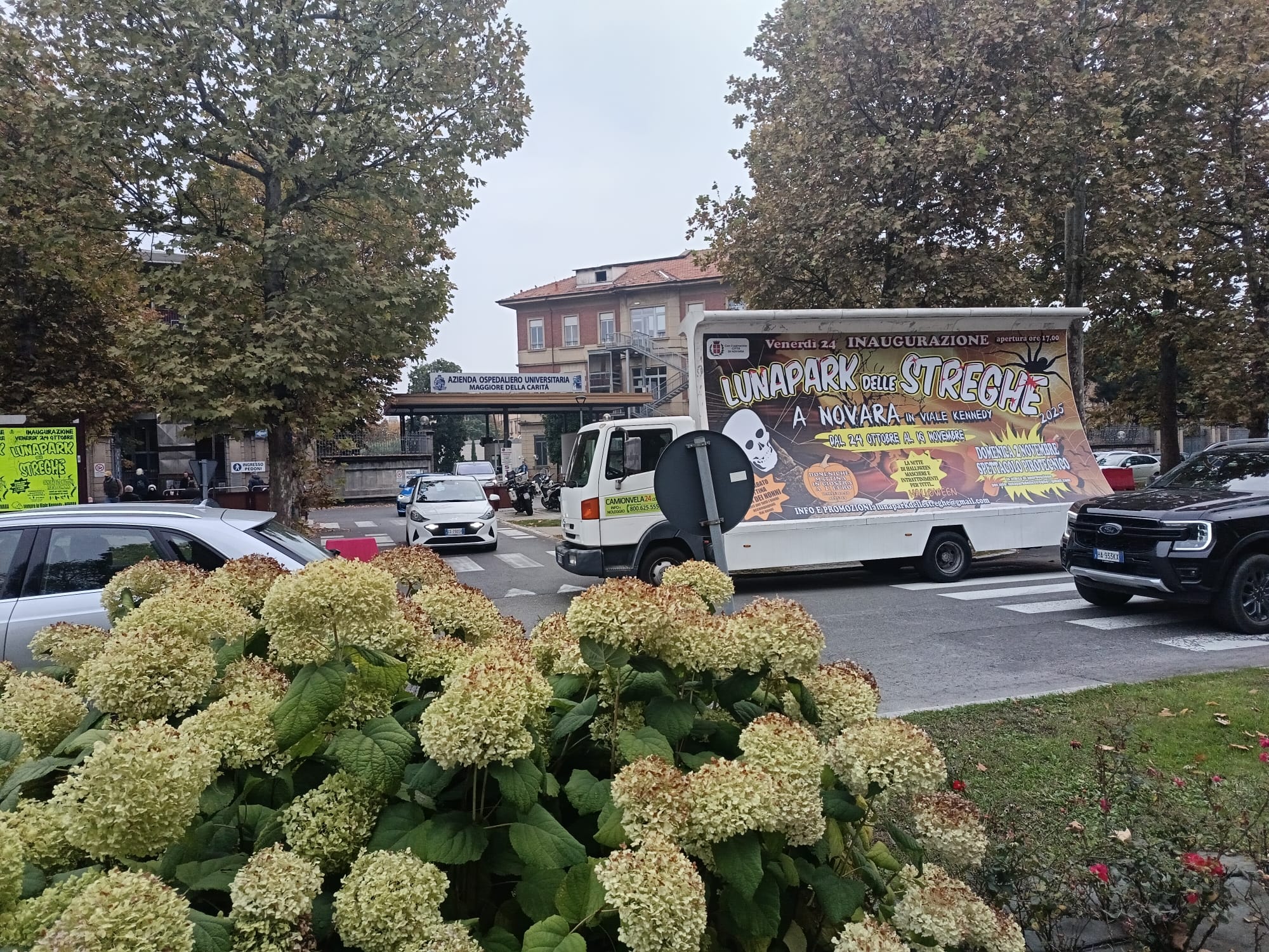 Camion vela pubblicitario del Lunapark delle Streghe in circolazione a Novara per promuovere l'evento