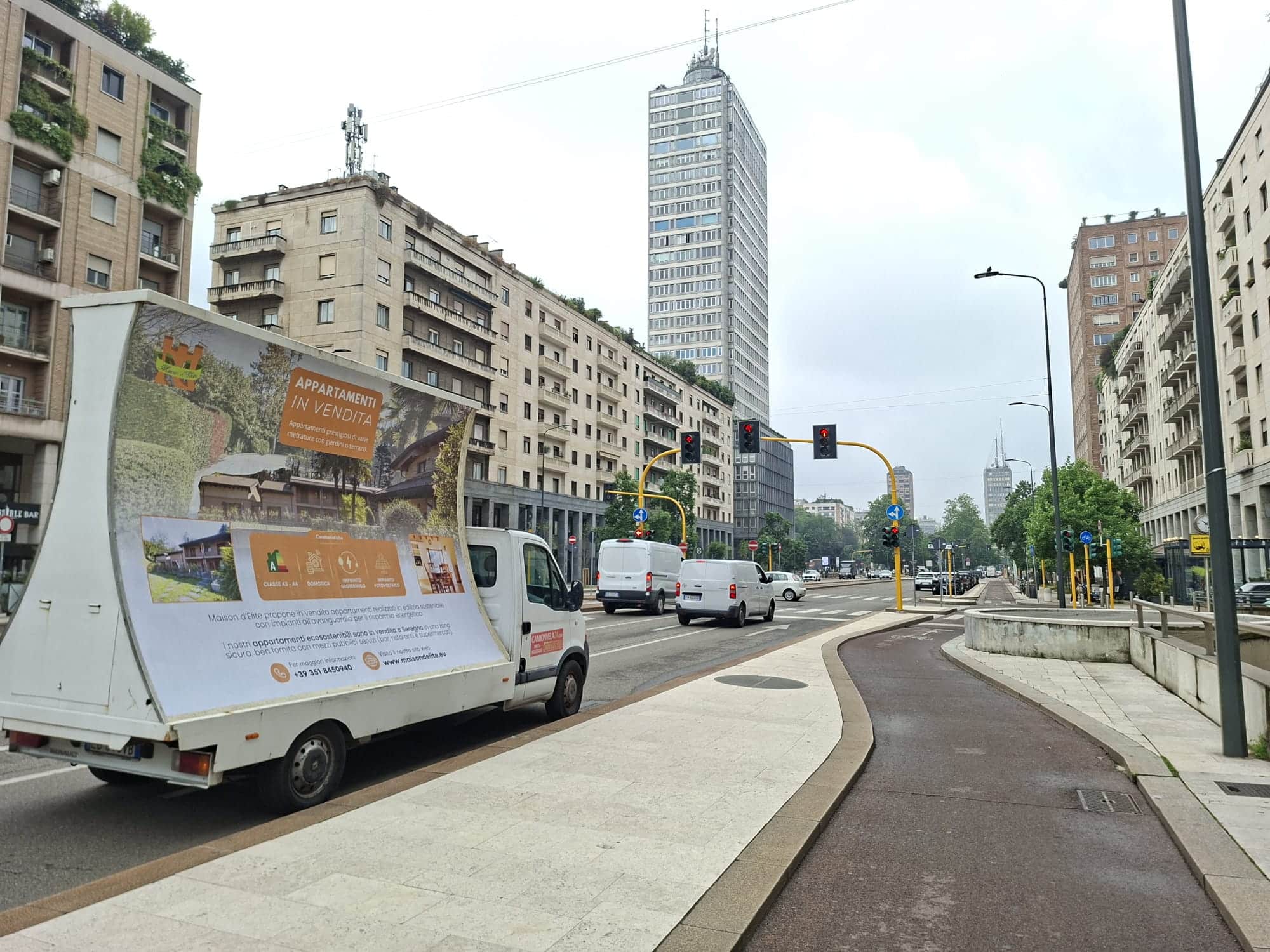 Camion vela 4x3 con annuncio immobiliare in circolazione in centro a Milano