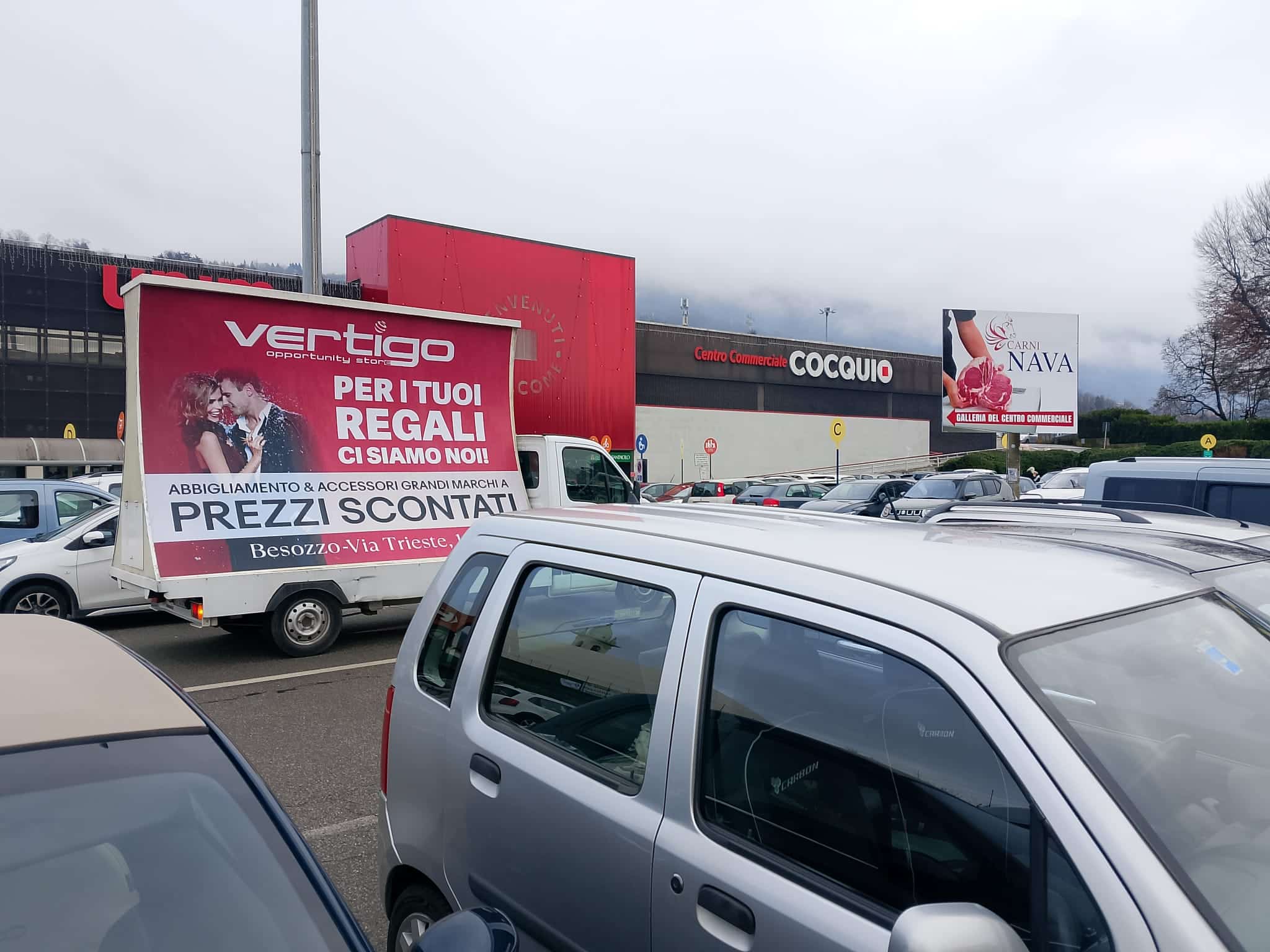 Carrello vela pubblicitario in sosta nel parcheggio di un centro commerciale in provincia di Varese